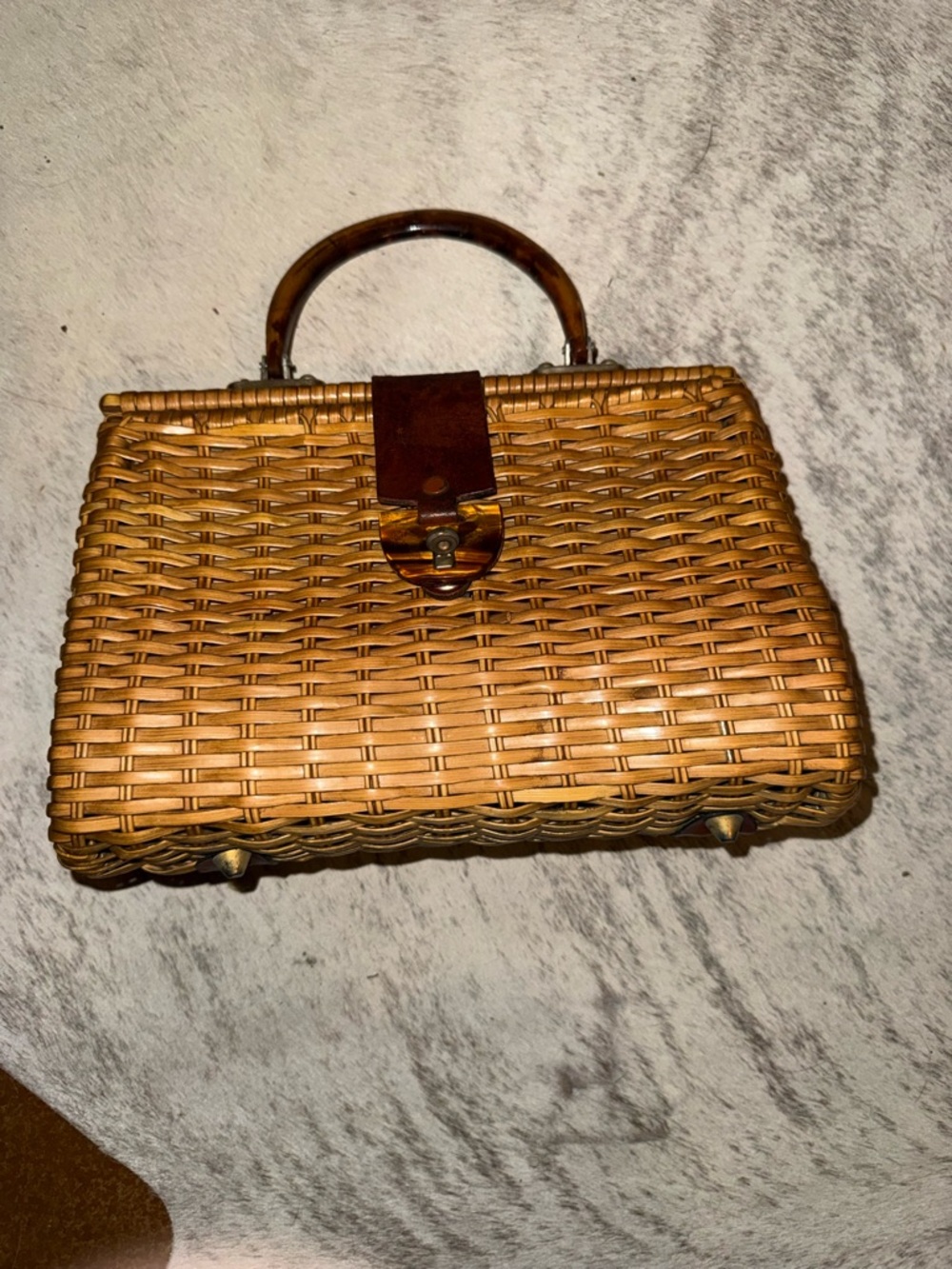 Vintage double-sided wicker handbag / basket purse with lucite tortoise handle 🤎